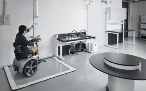 Towards an accessible science laboratory